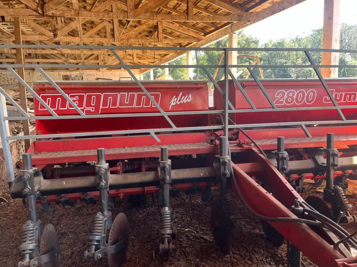 LOTE 000 - PLANTADEIRA – MARCA JUMIL – Modelo JM 2800 8L– Ano Fabricação e Modelo 1994 – Cor Vermelho. Linhas 08 - Sistema Arrasto - Serie – 02-0001511-94