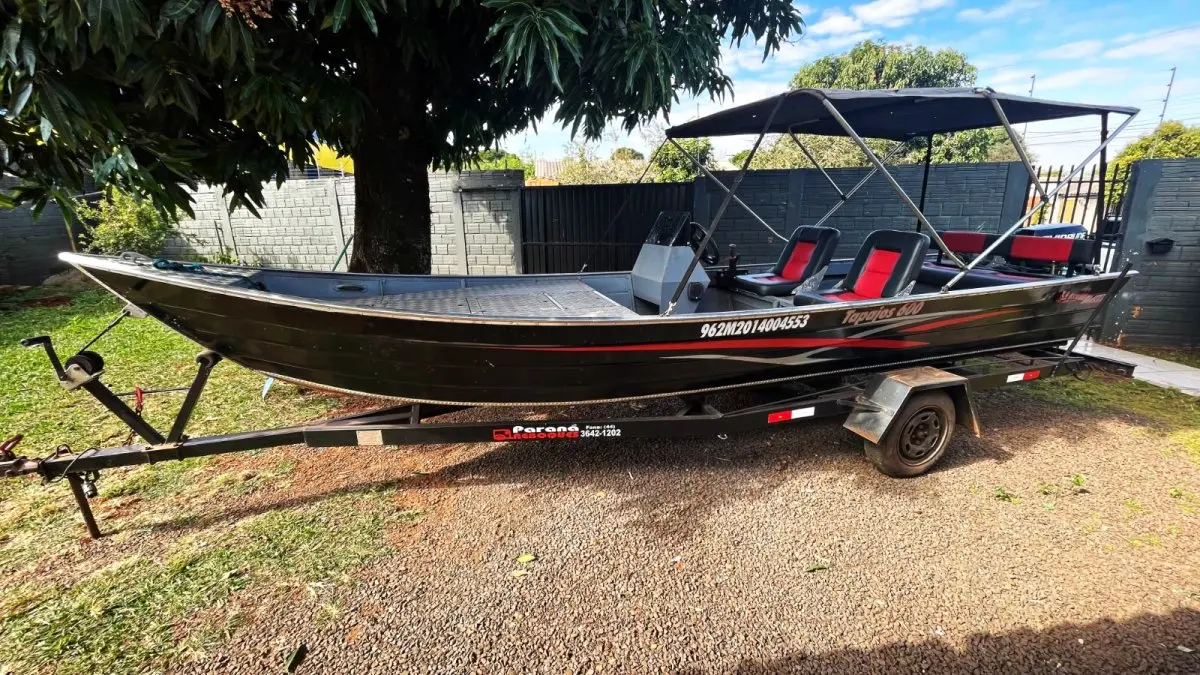 LOTE 000 - BARCO ALUMÍNIO 6 METROS CONJUNTO COM MOTOR EVINRUDE 35 HP E CARRETA PARANA REBOQUES