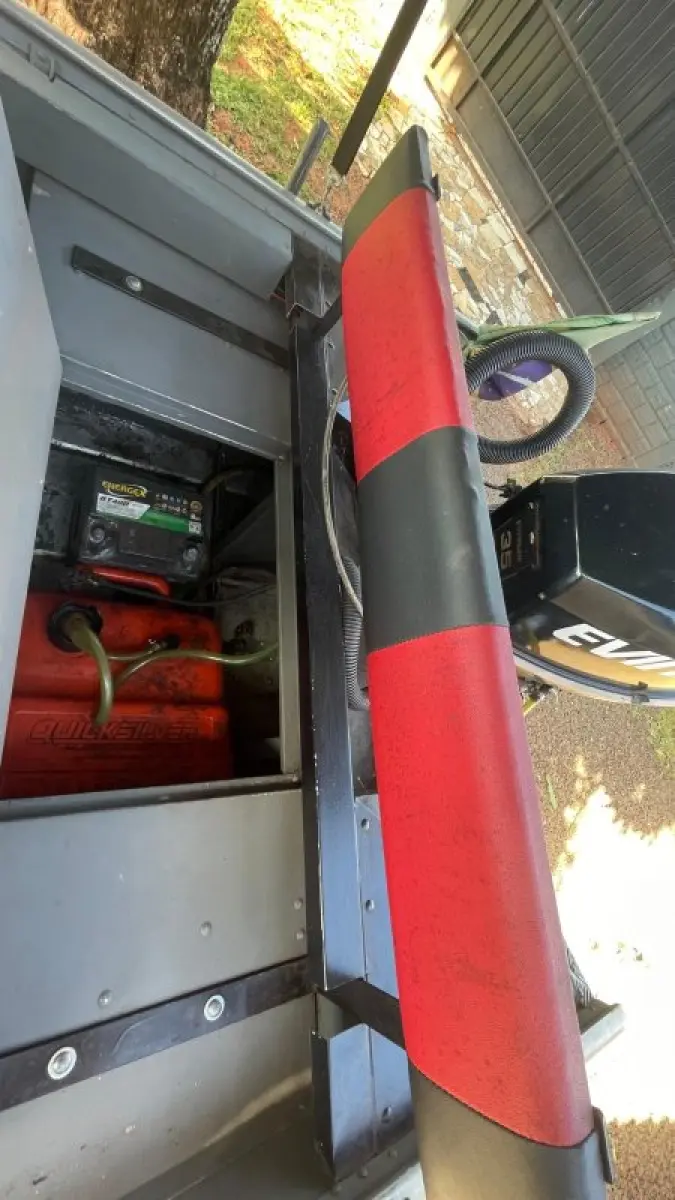 LOTE 000 - BARCO ALUMÍNIO 6 METROS CONJUNTO COM MOTOR EVINRUDE 35 HP E CARRETA PARANA REBOQUES