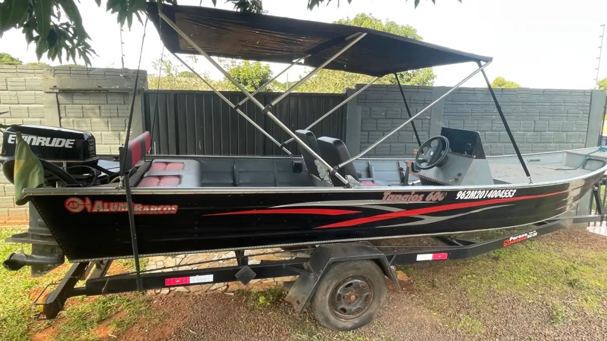 LOTE 000 - BARCO ALUMÍNIO 6 METROS CONJUNTO COM MOTOR EVINRUDE 35 HP E CARRETA PARANA REBOQUES