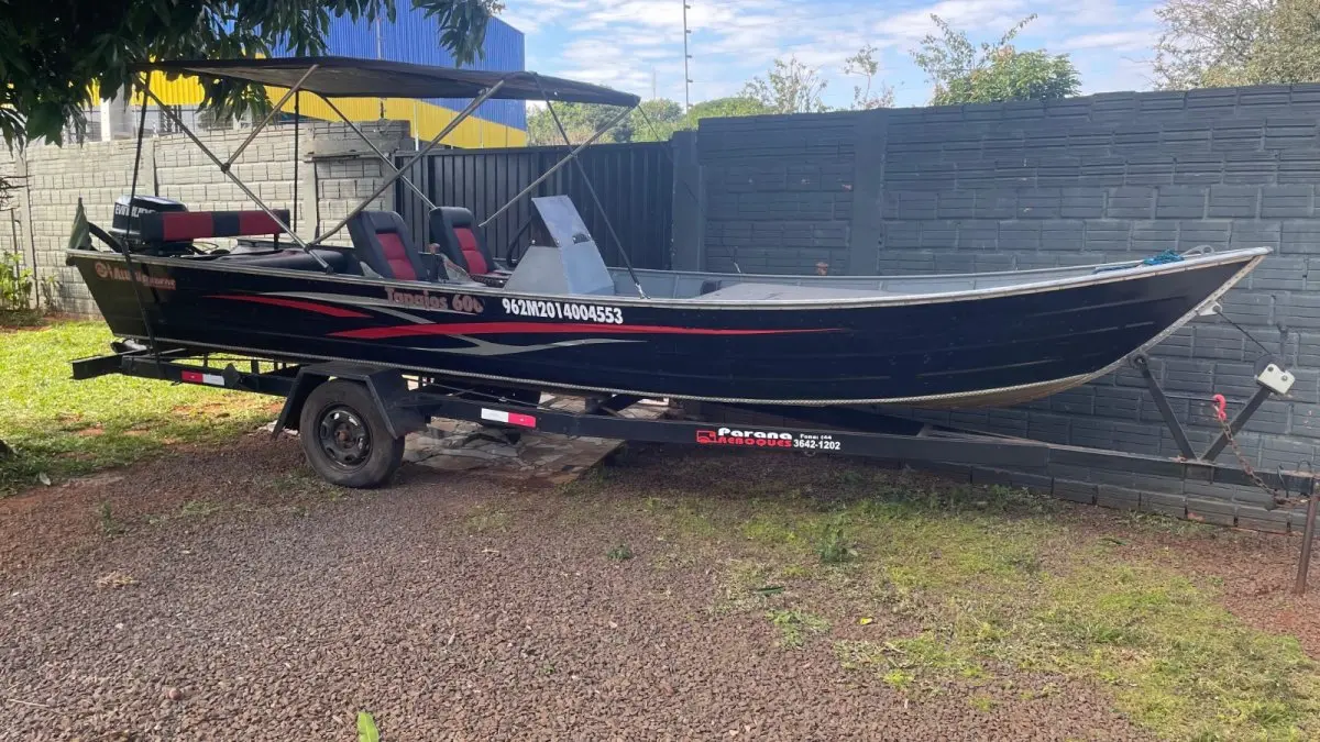 LOTE 000 - BARCO ALUMÍNIO 6 METROS CONJUNTO COM MOTOR EVINRUDE 35 HP E CARRETA PARANA REBOQUES