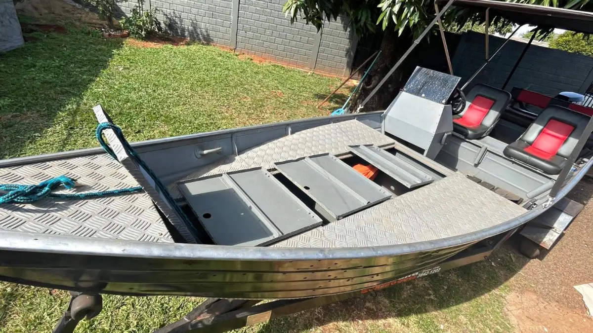 LOTE 000 - BARCO ALUMÍNIO 6 METROS CONJUNTO COM MOTOR EVINRUDE 35 HP E CARRETA PARANA REBOQUES