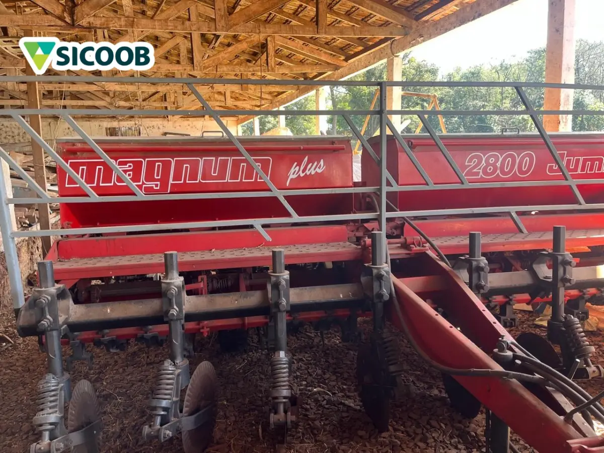 LOTE 000 - PLANTADEIRA – MARCA JUMIL – Modelo JM 2800 8L– Ano Fabricação e Modelo 1994 – Cor Vermelho. Linhas 08 - Sistema Arrasto - Serie – 02-0001511-94