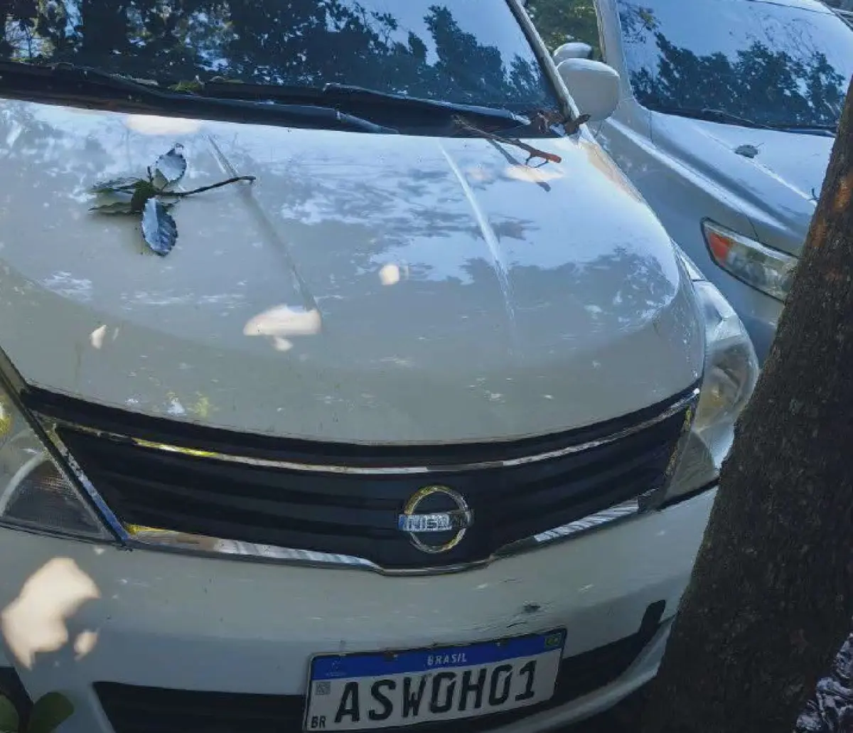 LOTE 000 - VEÍCULO I/NISSAN TIIDA SEDAN 18F, ANO E MODELO 2010/2011, COR BRANCA, DE PLACAS ASW-0H01,