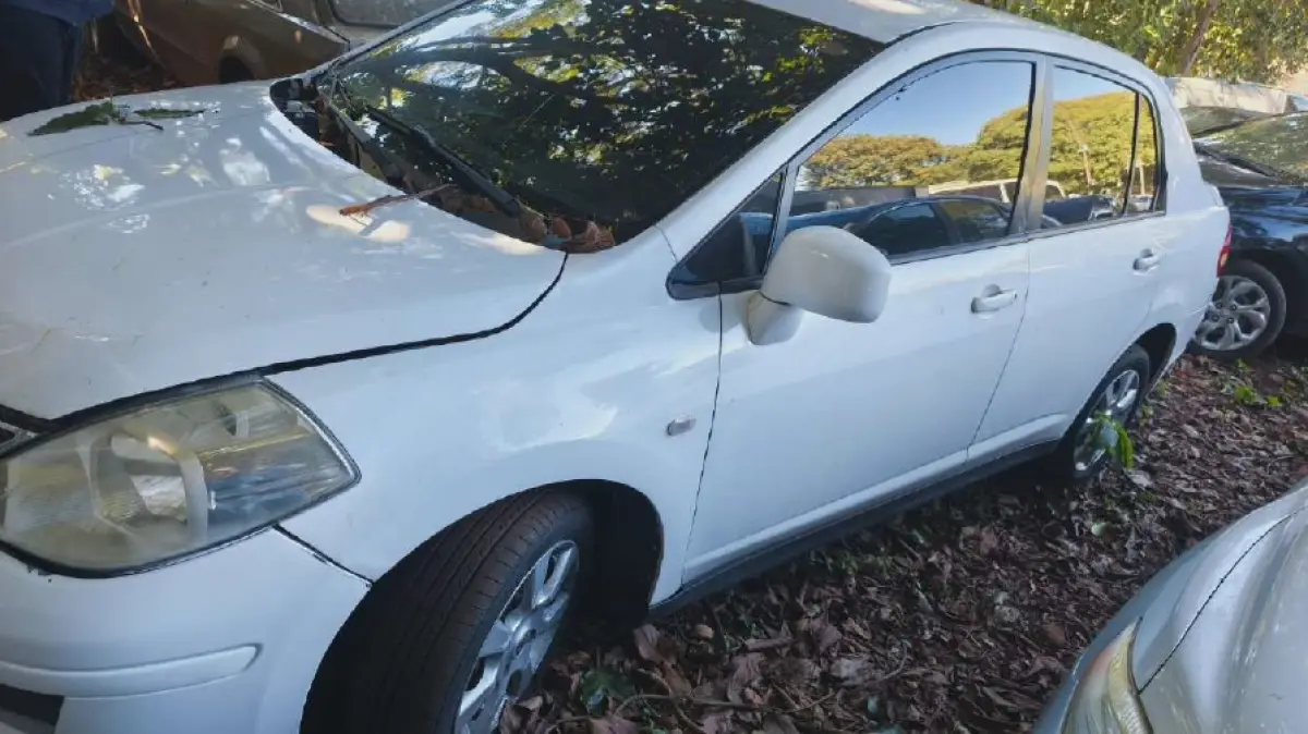 LOTE 000 - VEÍCULO I/NISSAN TIIDA SEDAN 18F, ANO E MODELO 2010/2011, COR BRANCA, DE PLACAS ASW-0H01,