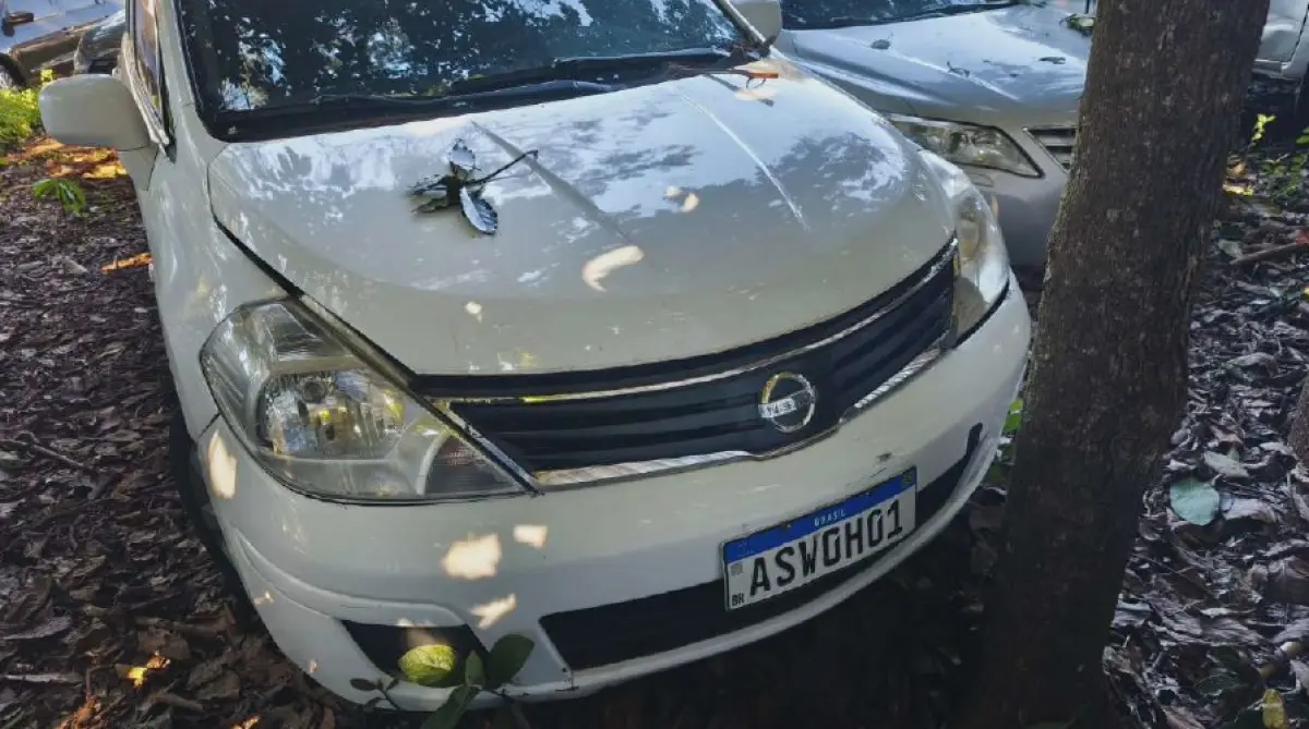LOTE 000 - VEÍCULO I/NISSAN TIIDA SEDAN 18F, ANO E MODELO 2010/2011, COR BRANCA, DE PLACAS ASW-0H01,