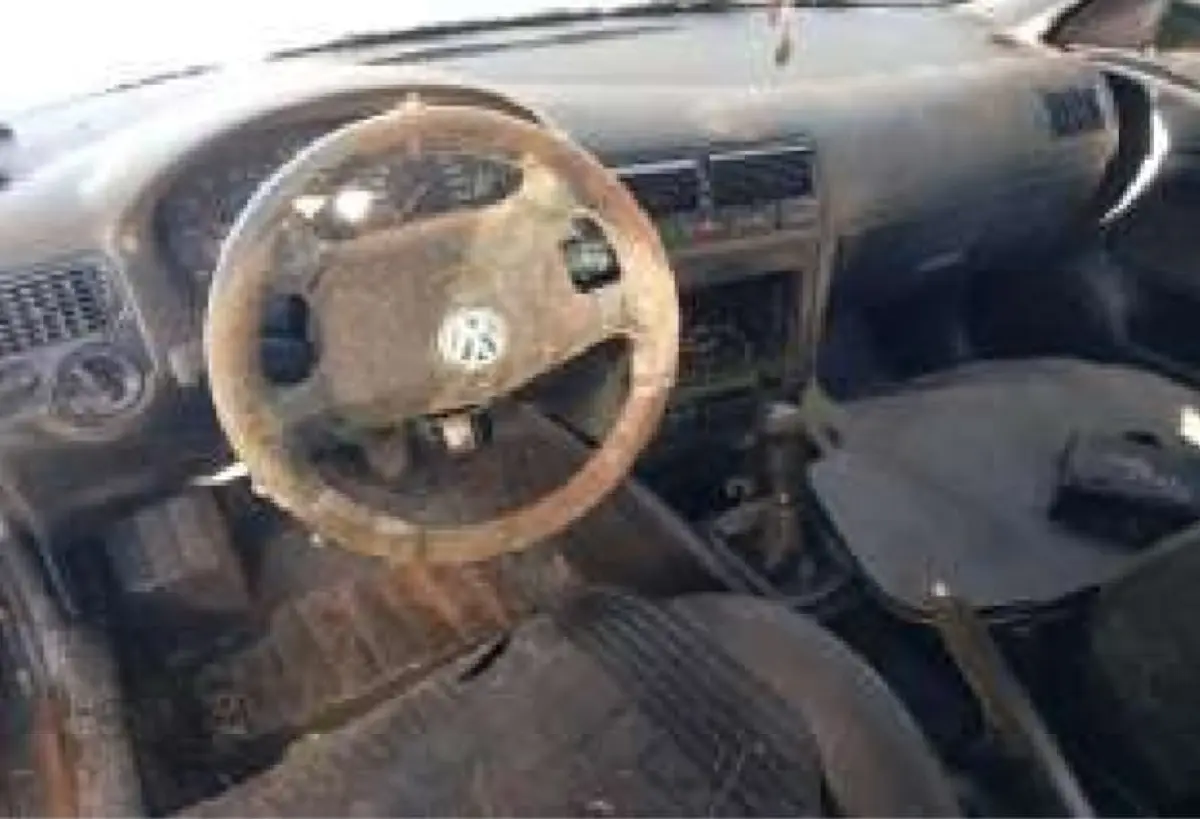 LOTE 000 - VEÍCULO VW/GOLF 1.6 ANO 2004 MODELO 2004 COR PRETA 4 PORTAS