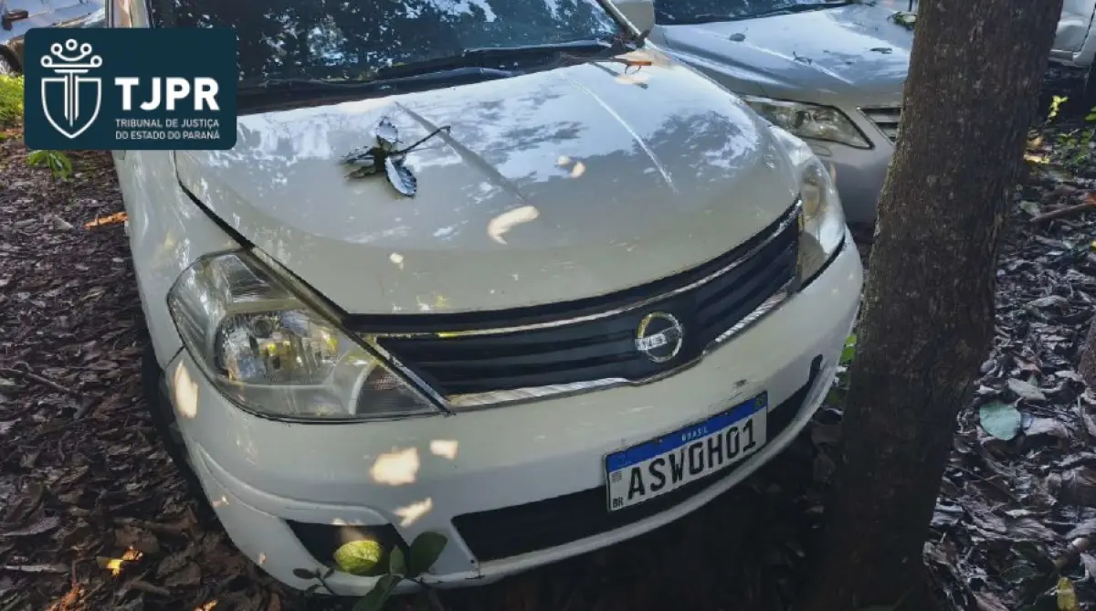 LOTE 000 - VEÍCULO I/NISSAN TIIDA SEDAN 18F, ANO E MODELO 2010/2011, COR BRANCA, DE PLACAS ASW-0H01,