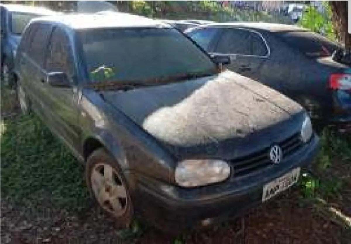 LOTE 000 - VEÍCULO VW/GOLF 1.6 ANO 2004 MODELO 2004 COR PRETA 4 PORTAS