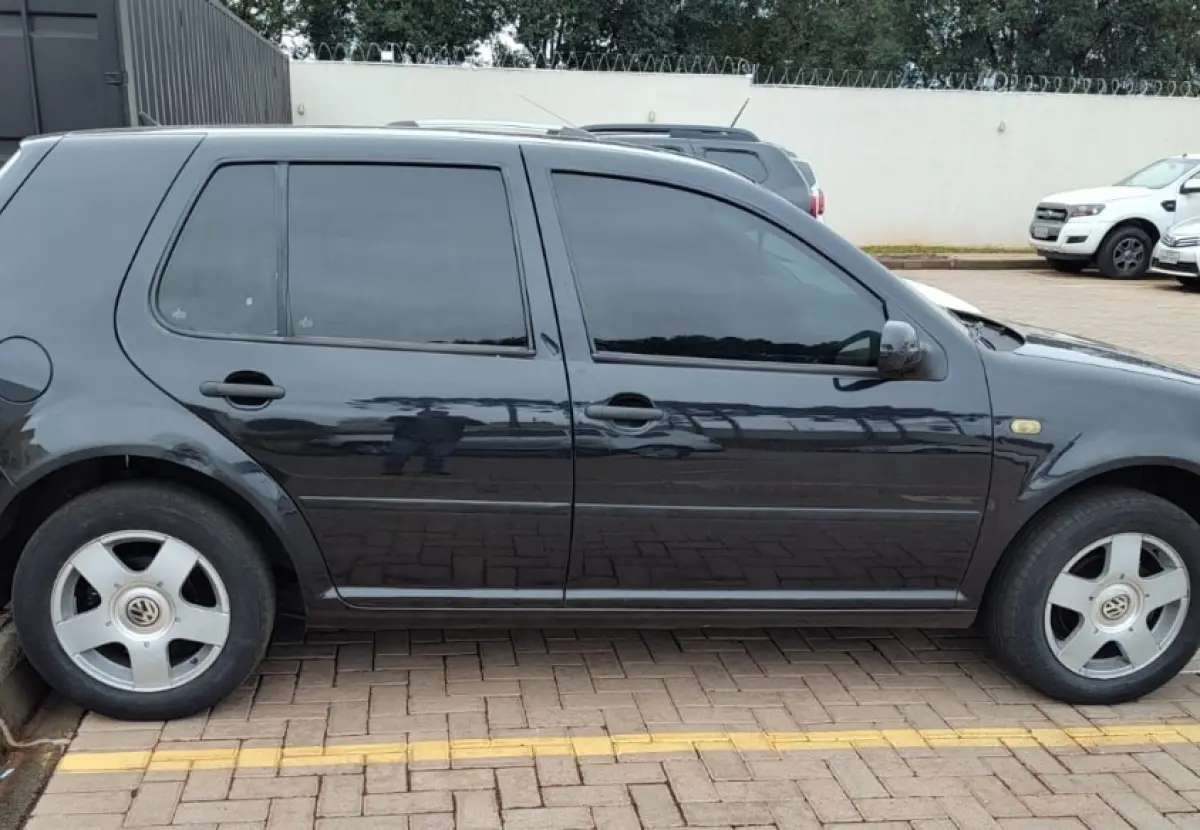Foto de VEÍCULO VW/GOLF 1.6 ANO 2004 MODELO 2004 COR PRETA 4 PORTAS