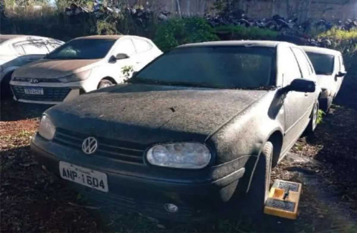 LOTE 000 - VEÍCULO VW/GOLF 1.6 ANO 2004 MODELO 2004 COR PRETA 4 PORTAS