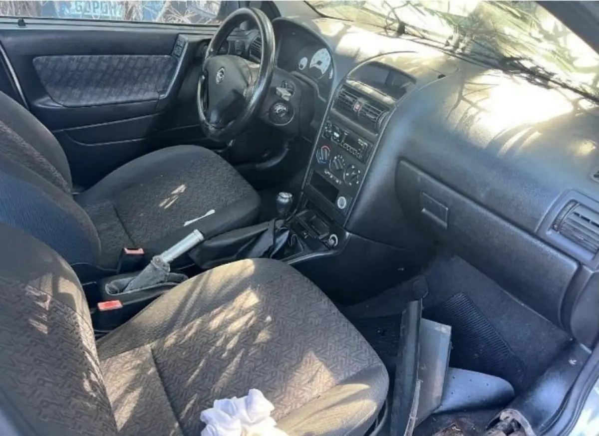 LOTE 000 - ASTRA GL 1.8 ANO 2000/2001 4 PORTAS COR PRATA