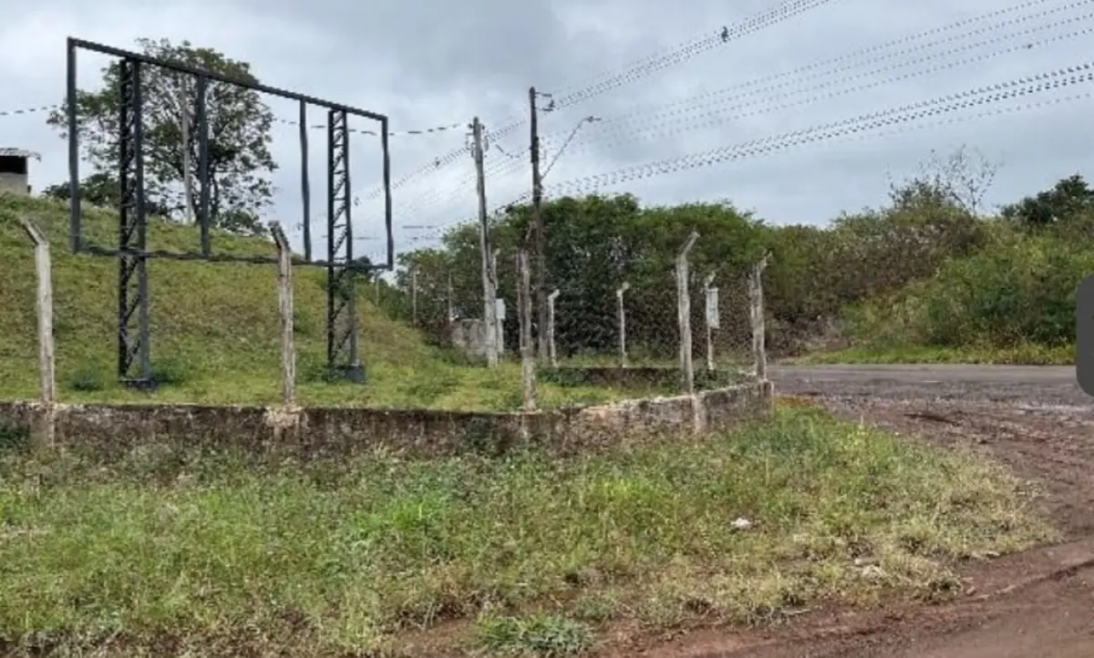 LOTE 000 - BARRACÃO INDUSTRIAL medindo aprox.  854 M2 localizado em  ASSAI PR.