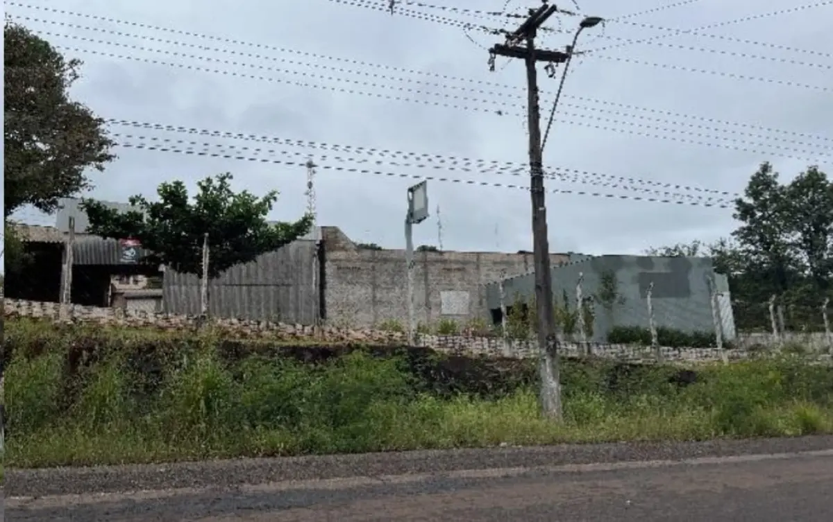 LOTE 000 - BARRACÃO INDUSTRIAL medindo aprox.  854 M2 localizado em  ASSAI PR.