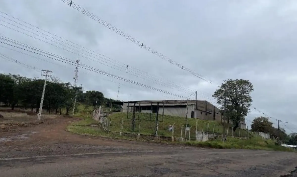 LOTE 000 - BARRACÃO INDUSTRIAL medindo aprox.  854 M2 localizado em  ASSAI PR.