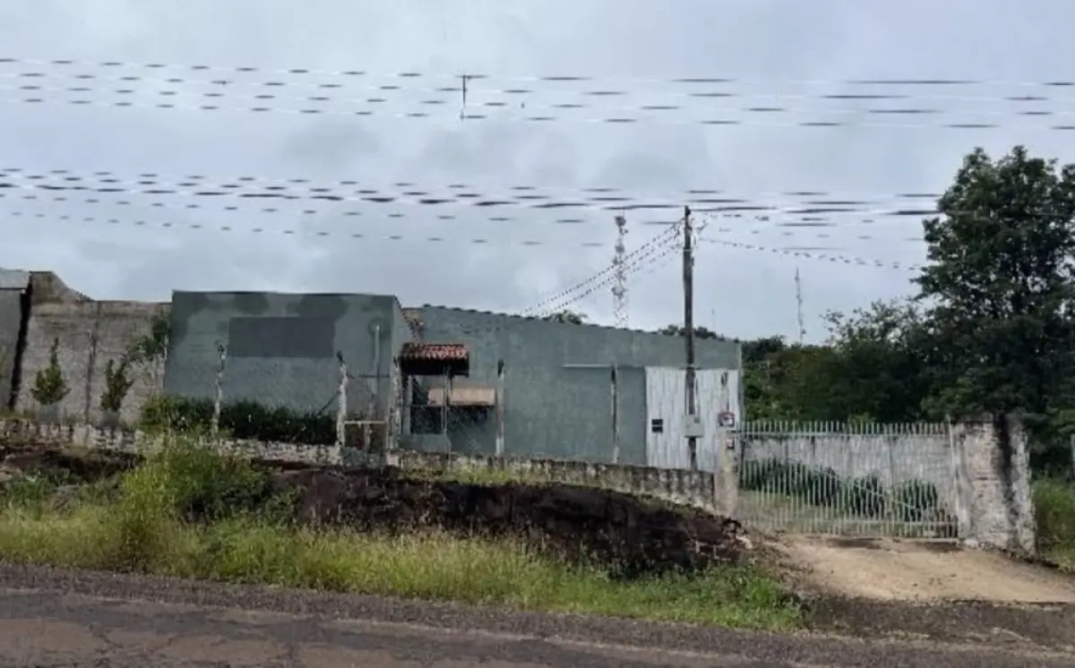 LOTE 000 - BARRACÃO INDUSTRIAL medindo aprox.  854 M2 localizado em  ASSAI PR.