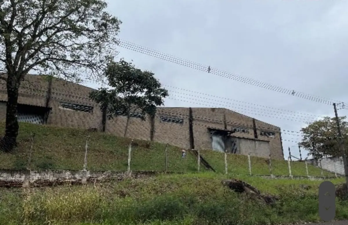 LOTE 000 - BARRACÃO INDUSTRIAL medindo aprox.  854 M2 localizado em  ASSAI PR.