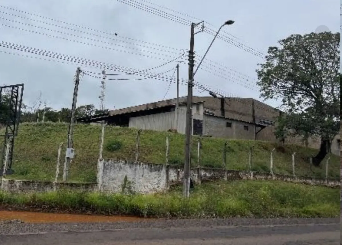 LOTE 000 - BARRACÃO INDUSTRIAL medindo aprox.  854 M2 localizado em  ASSAI PR.