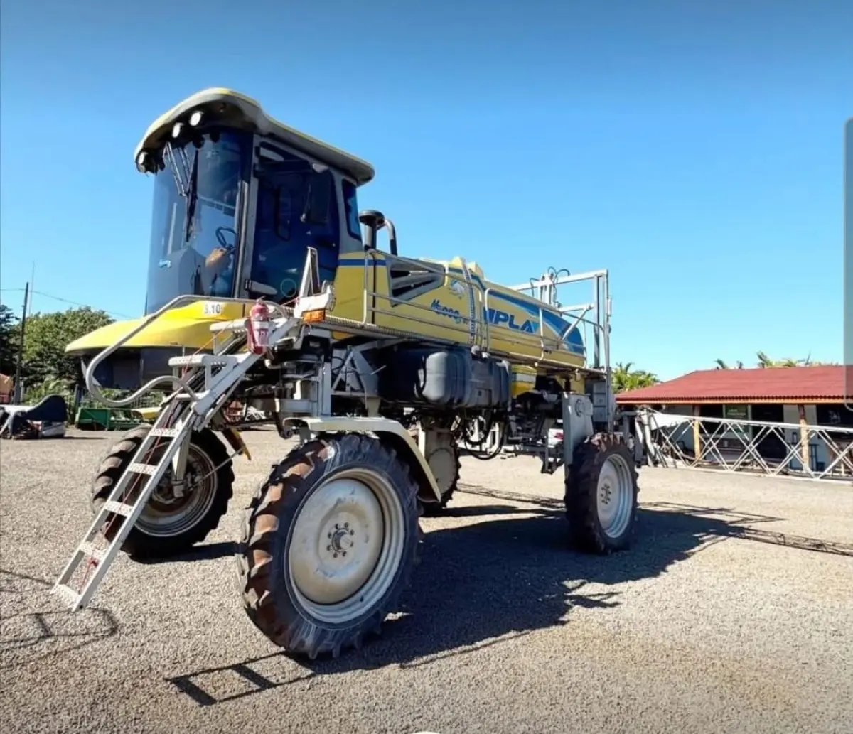 LOTE 000 - PULVERIZADOR 3000S PLA – MARCA PLA – Modelo 3000S – Ano Fabricação 2010 – Litros: 3000 Lts – Barra 30 Mts -