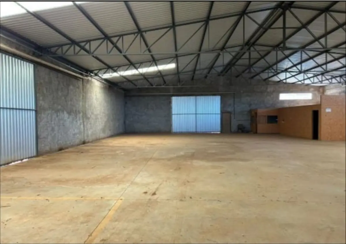LOTE 000 - BARRACÃO INDUSTRIAL medindo aprox.  854 M2 localizado em  ASSAI PR.