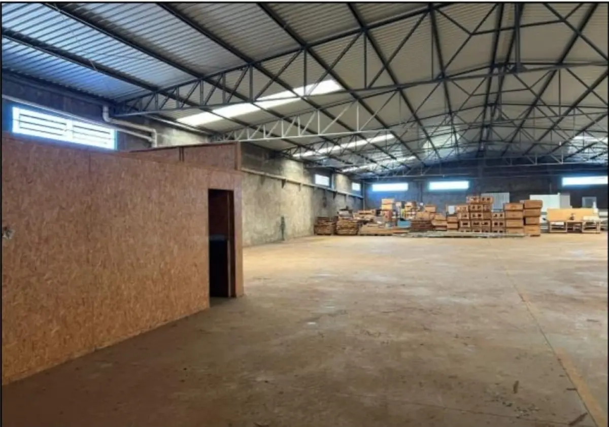 LOTE 000 - BARRACÃO INDUSTRIAL medindo aprox.  854 M2 localizado em  ASSAI PR.