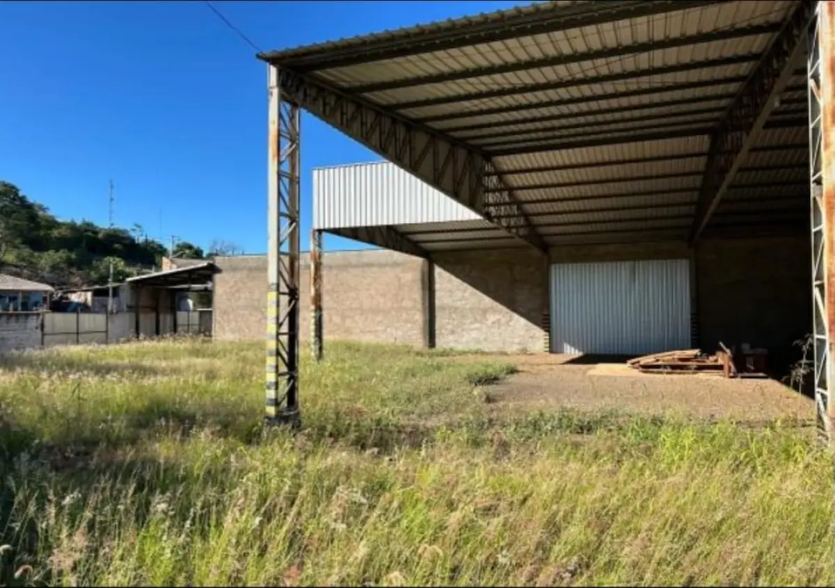 LOTE 000 - BARRACÃO INDUSTRIAL medindo aprox.  854 M2 localizado em  ASSAI PR.
