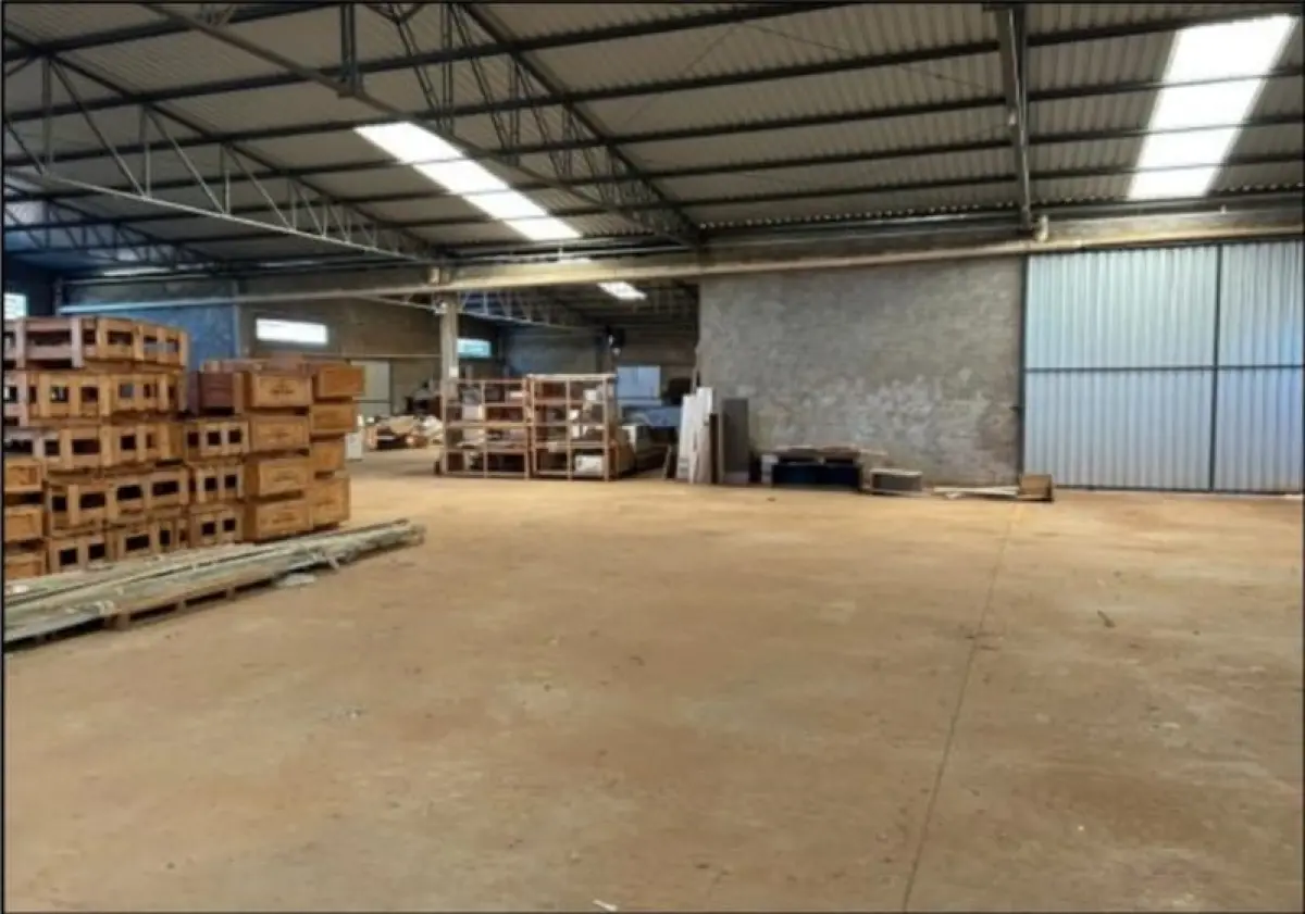 LOTE 000 - BARRACÃO INDUSTRIAL medindo aprox.  854 M2 localizado em  ASSAI PR.