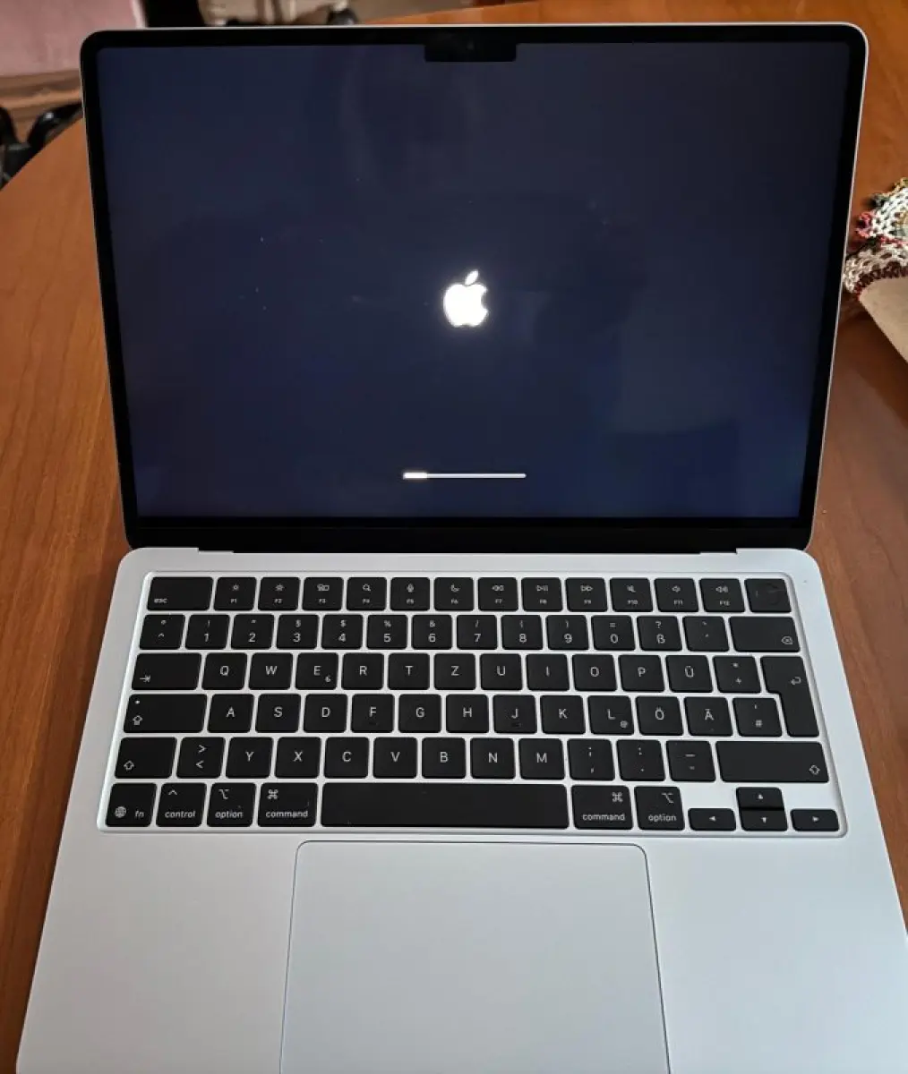 LOTE 000 - COMPUTADOR APPLE - 2026  MacBook