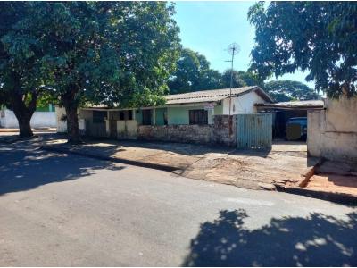 LOTE 000 - TERRENO DE ESQUINA COM 180M2 EM UMUARAMA PR ( PARQUE BONFIM ) 2 CASAS NÃO AVERBADAS.