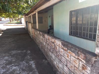 LOTE 000 - TERRENO DE ESQUINA COM 180M2 EM UMUARAMA PR ( PARQUE BONFIM ) 2 CASAS NÃO AVERBADAS.