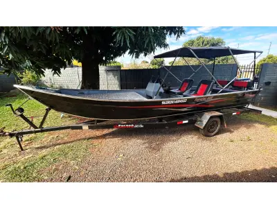 LOTE 000 - BARCO ALUMÍNIO 6 METROS CONJUNTO COM MOTOR EVINRUDE 35 HP E CARRETA PARANA REBOQUES