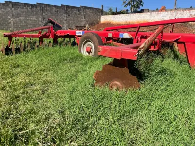 LOTE 000 - IMPLEMENTOS AGRICOLAS – MARCA GRADE NIVELADORA – Modelo Niveladora 48 Discos – Cor Vermelha – Fabricante: TATU - Serie – 02574312