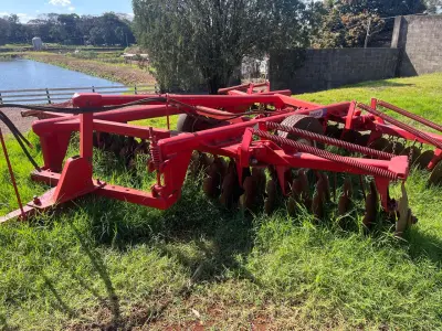 LOTE 000 - IMPLEMENTOS AGRICOLAS – MARCA GRADE NIVELADORA – Modelo Niveladora 48 Discos – Cor Vermelha – Fabricante: TATU - Serie – 02574312