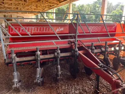 LOTE 000 - PLANTADEIRA – MARCA JUMIL – Modelo JM 2800 8L– Ano Fabricação e Modelo 1994 – Cor Vermelho. Linhas 08 - Sistema Arrasto - Serie – 02-0001511-94