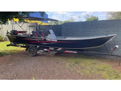LOTE 000 - BARCO ALUMÍNIO 6 METROS CONJUNTO COM MOTOR EVINRUDE 35 HP E CARRETA PARANA REBOQUES