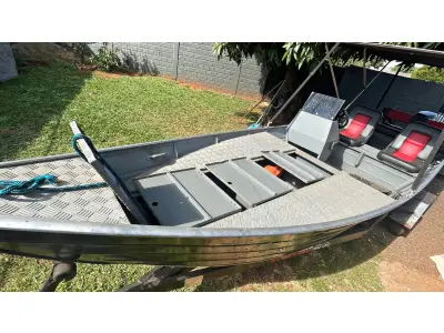 LOTE 000 - BARCO ALUMÍNIO 6 METROS CONJUNTO COM MOTOR EVINRUDE 35 HP E CARRETA PARANA REBOQUES