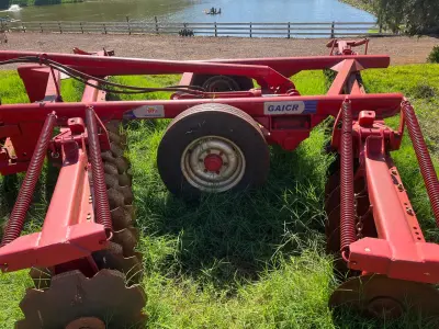 LOTE 000 - IMPLEMENTOS AGRICOLAS – MARCA GRADE NIVELADORA – Modelo Niveladora 48 Discos – Cor Vermelha – Fabricante: TATU - Serie – 02574312