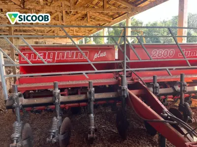 LOTE 000 - PLANTADEIRA – MARCA JUMIL – Modelo JM 2800 8L– Ano Fabricação e Modelo 1994 – Cor Vermelho. Linhas 08 - Sistema Arrasto - Serie – 02-0001511-94
