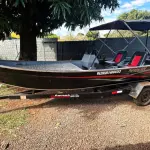 LOTE 000 - BARCO ALUMÍNIO 6 METROS CONJUNTO COM MOTOR EVINRUDE 35 HP E CARRETA PARANA REBOQUES