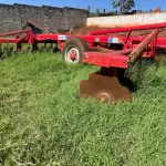 LOTE 000 - IMPLEMENTOS AGRICOLAS – MARCA GRADE NIVELADORA – Modelo Niveladora 48 Discos – Cor Vermelha – Fabricante: TATU - Serie – 02574312