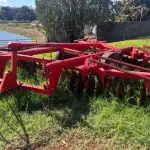 LOTE 000 - IMPLEMENTOS AGRICOLAS – MARCA GRADE NIVELADORA – Modelo Niveladora 48 Discos – Cor Vermelha – Fabricante: TATU - Serie – 02574312
