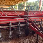LOTE 000 - PLANTADEIRA – MARCA JUMIL – Modelo JM 2800 8L– Ano Fabricação e Modelo 1994 – Cor Vermelho. Linhas 08 - Sistema Arrasto - Serie – 02-0001511-94