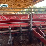 LOTE 000 - PLANTADEIRA – MARCA JUMIL – Modelo JM 2800 8L– Ano Fabricação e Modelo 1994 – Cor Vermelho. Linhas 08 - Sistema Arrasto - Serie – 02-0001511-94