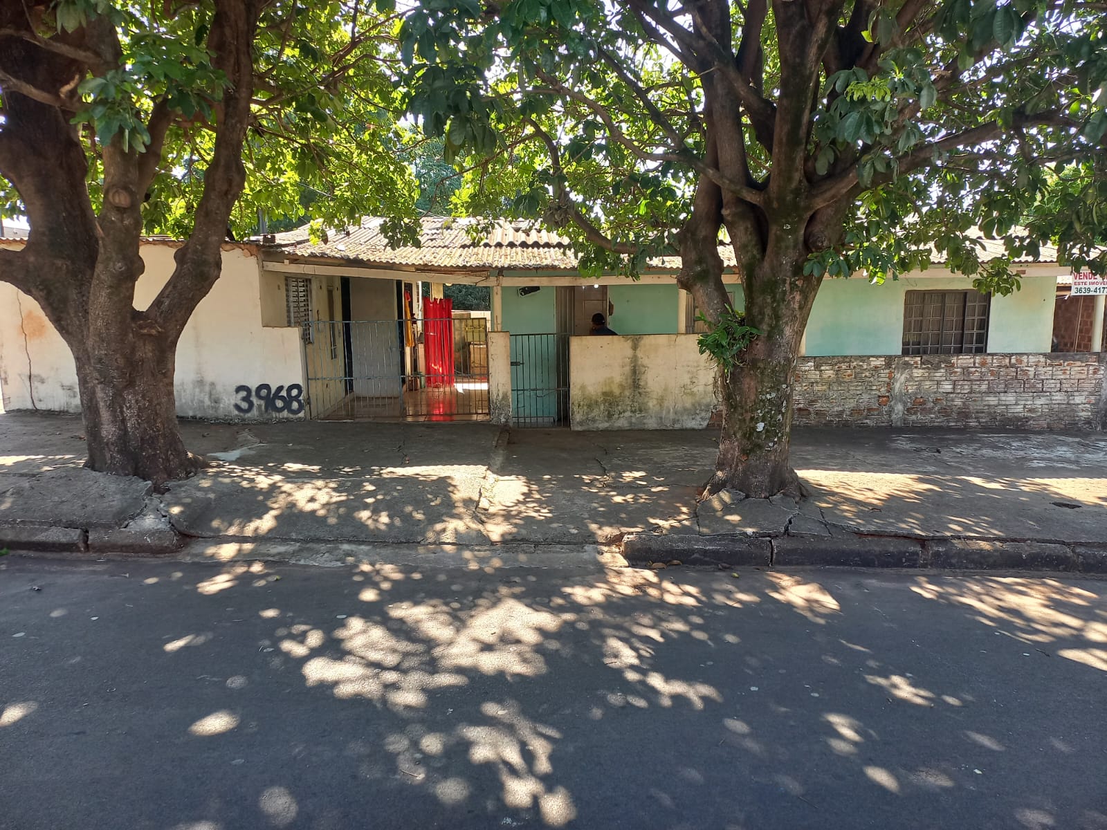 TERRENO DE ESQUINA COM 180M2 EM UMUARAMA PR ( PARQUE BONFIM ) 2 CASAS NÃO AVERBADAS., localizado em Umuarama - PR