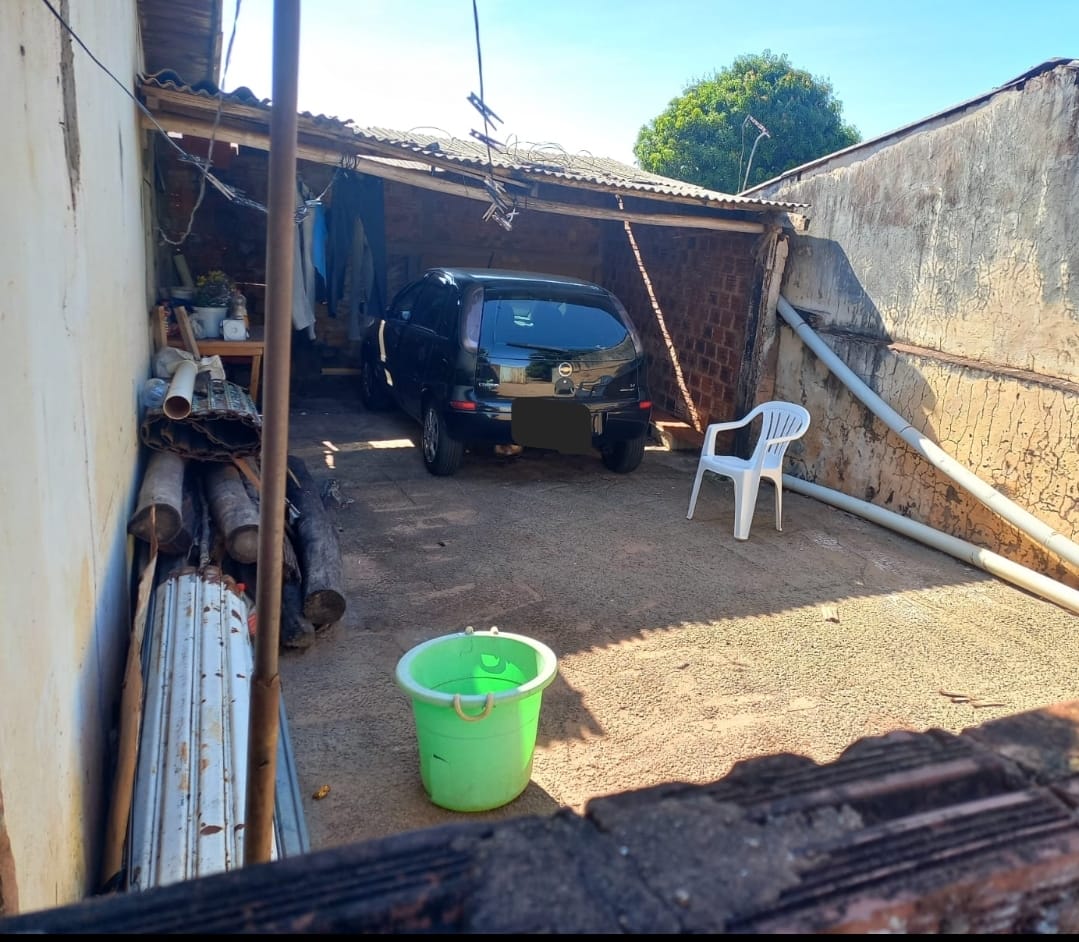 TERRENO DE ESQUINA COM 180M2 EM UMUARAMA PR ( PARQUE BONFIM ) 2 CASAS NÃO AVERBADAS., localizado em Umuarama - PR