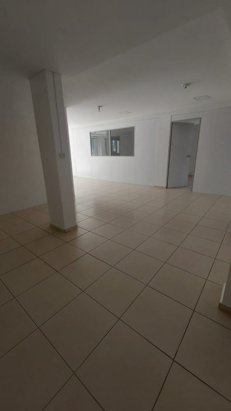 Sala Comerical Centro Cascavel Pr Com 157 M2 Area Total E 106 M2 Area Privativa, localizado em Cascavel - PR, bairro Centro